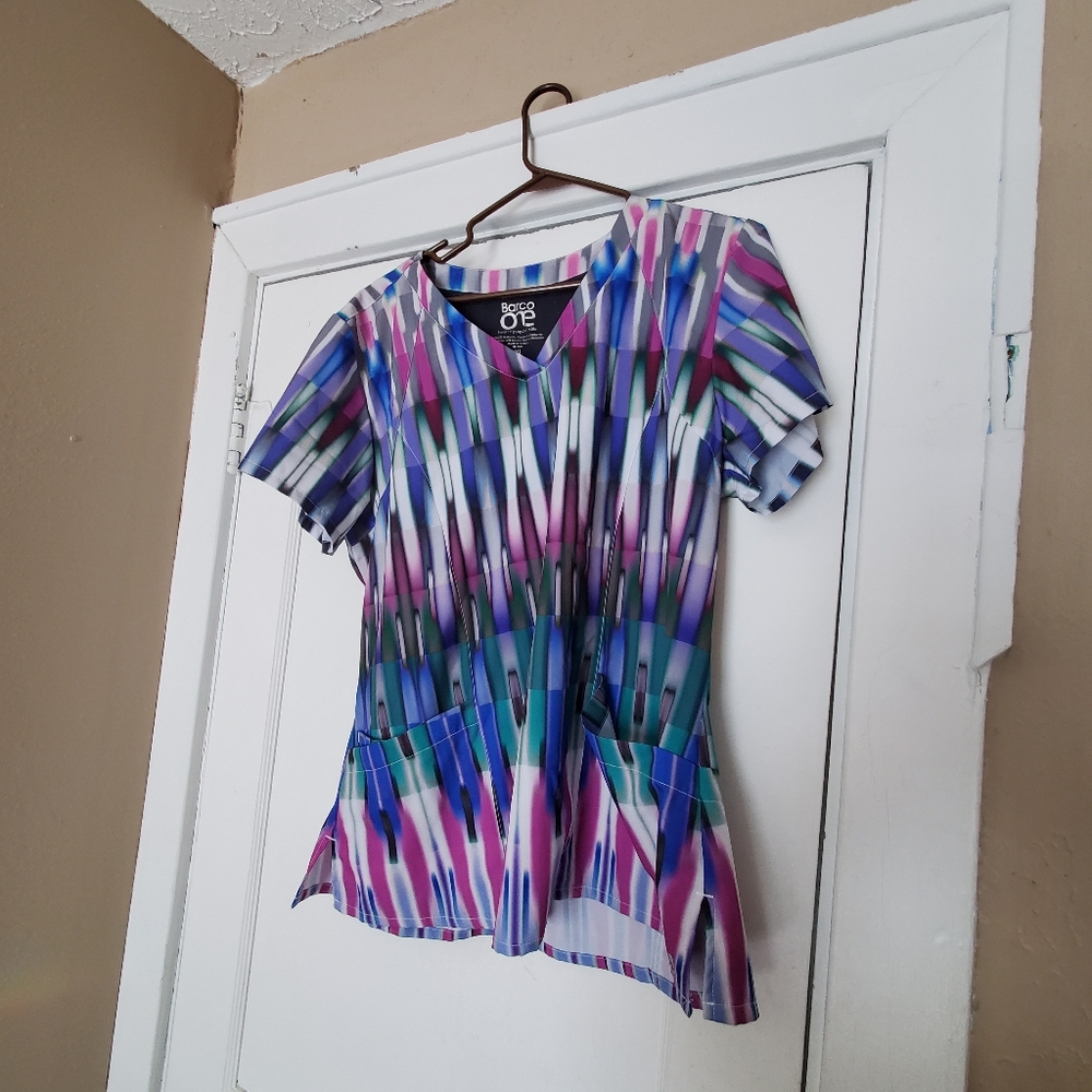 Barco One XL scrub top
